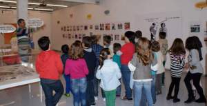 Aquí estamos mostrando viñetas a niños de 6 a 12 años en la Sala Rekalde de Bilbao, antes de iniciar el taller de humor gráfico. ¡Entusiasmados!